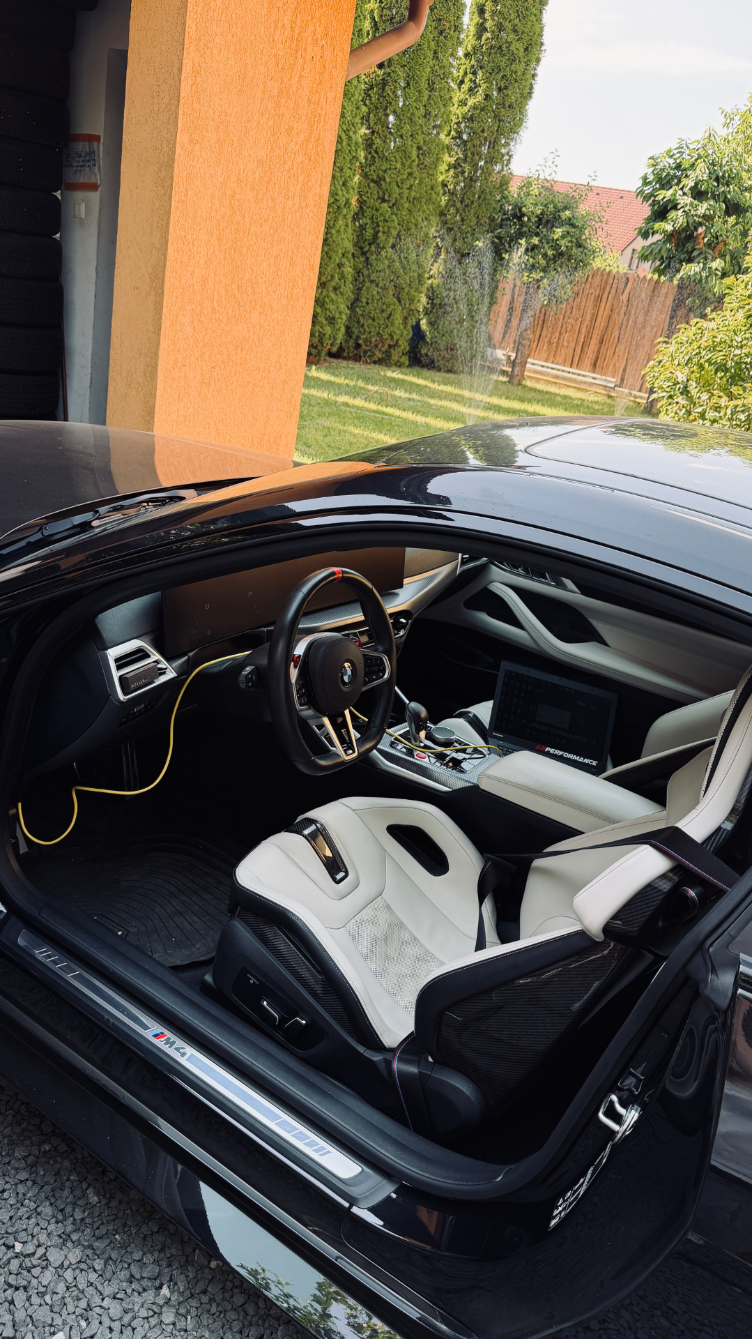 Interior BMW M4 cu laptop de calibrare ECU / TCU in timpul sesiunii de tuning