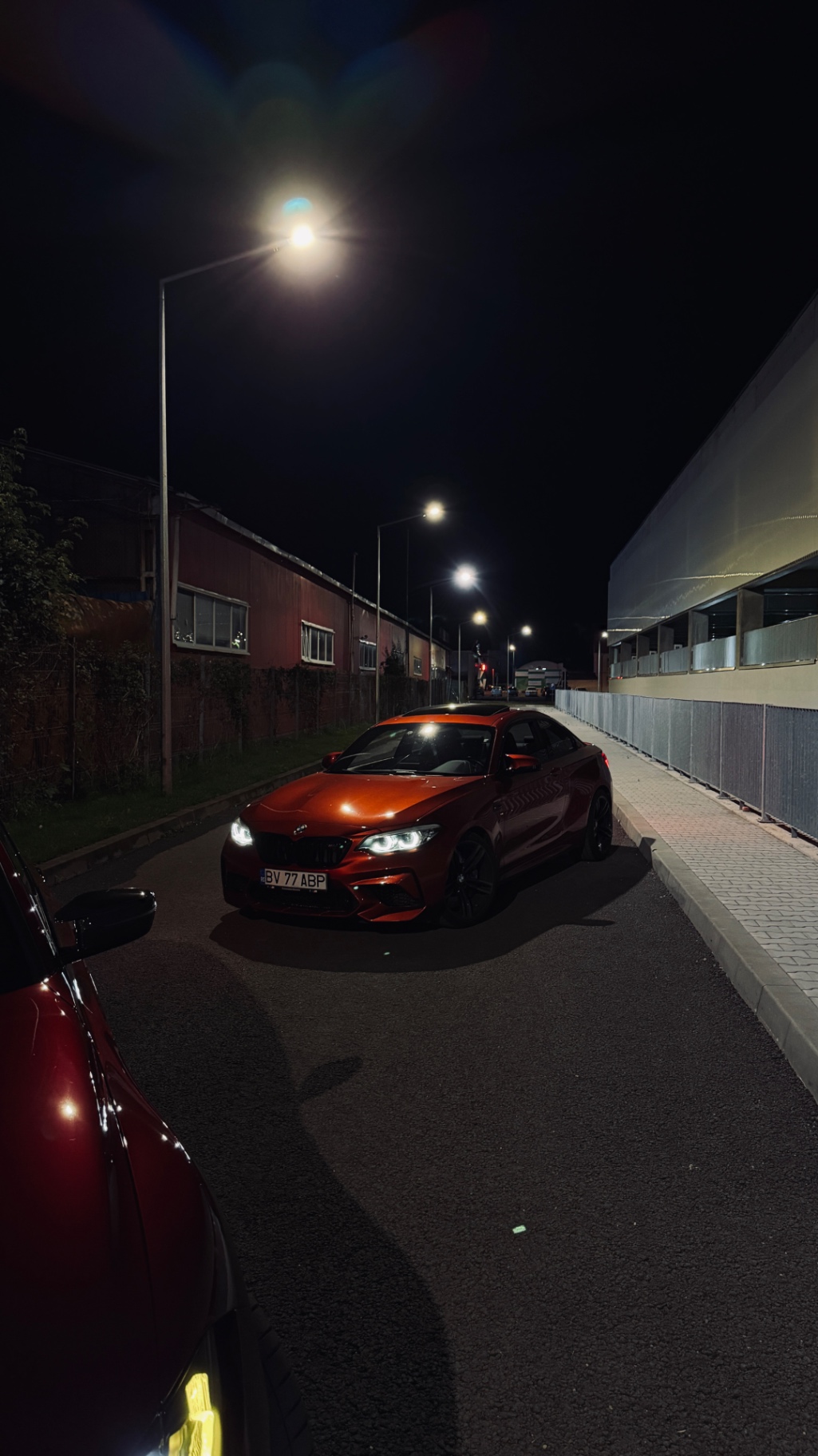 BMW M2 Competition pe strada industriala, noaptea
