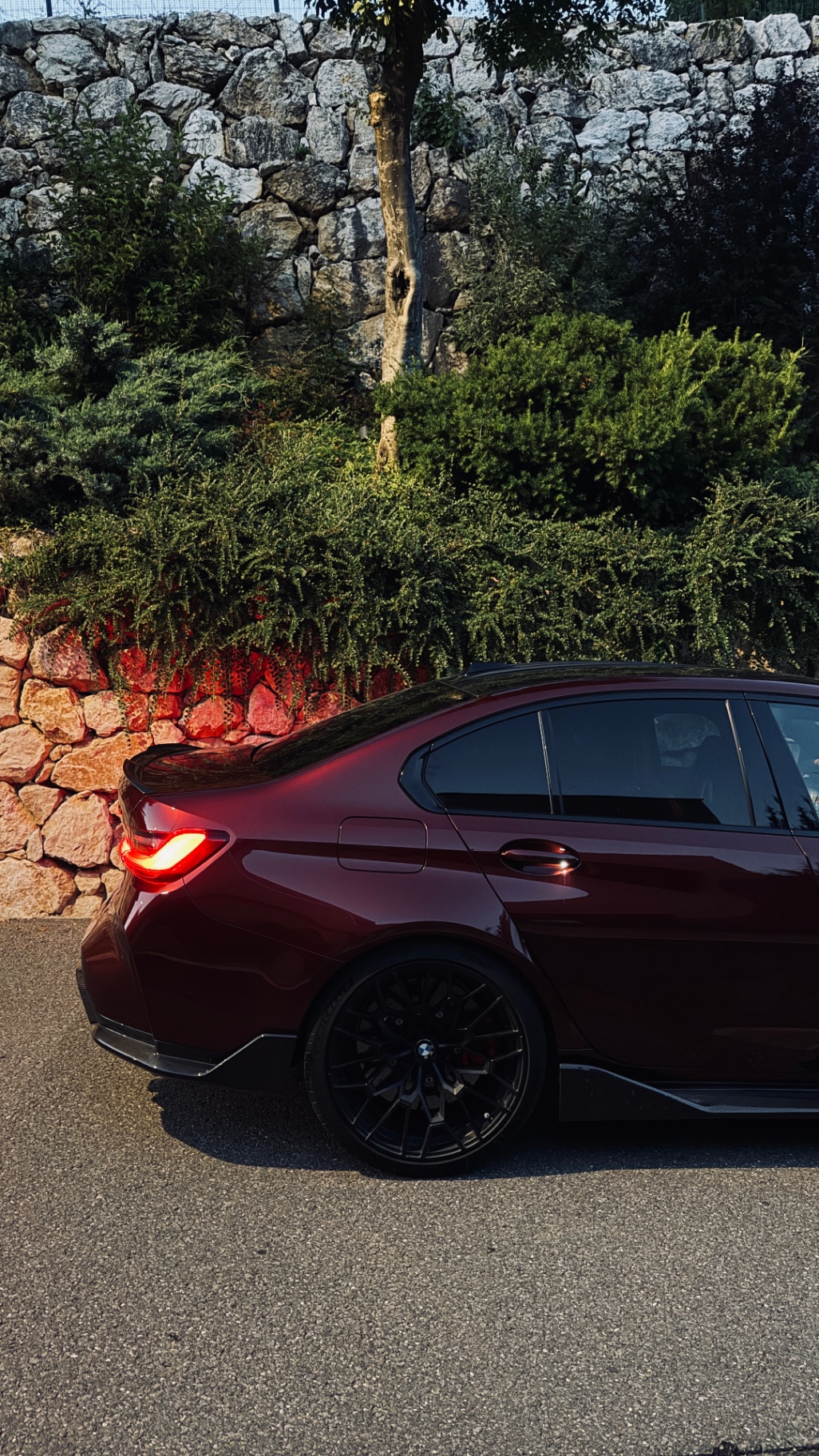 Detaliu spate BMW M3 cu difuzor si praguri carbon