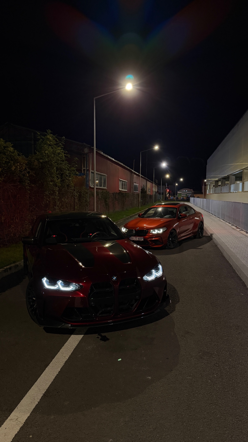 BMW M3 Competition cu capota striata, plan nocturn